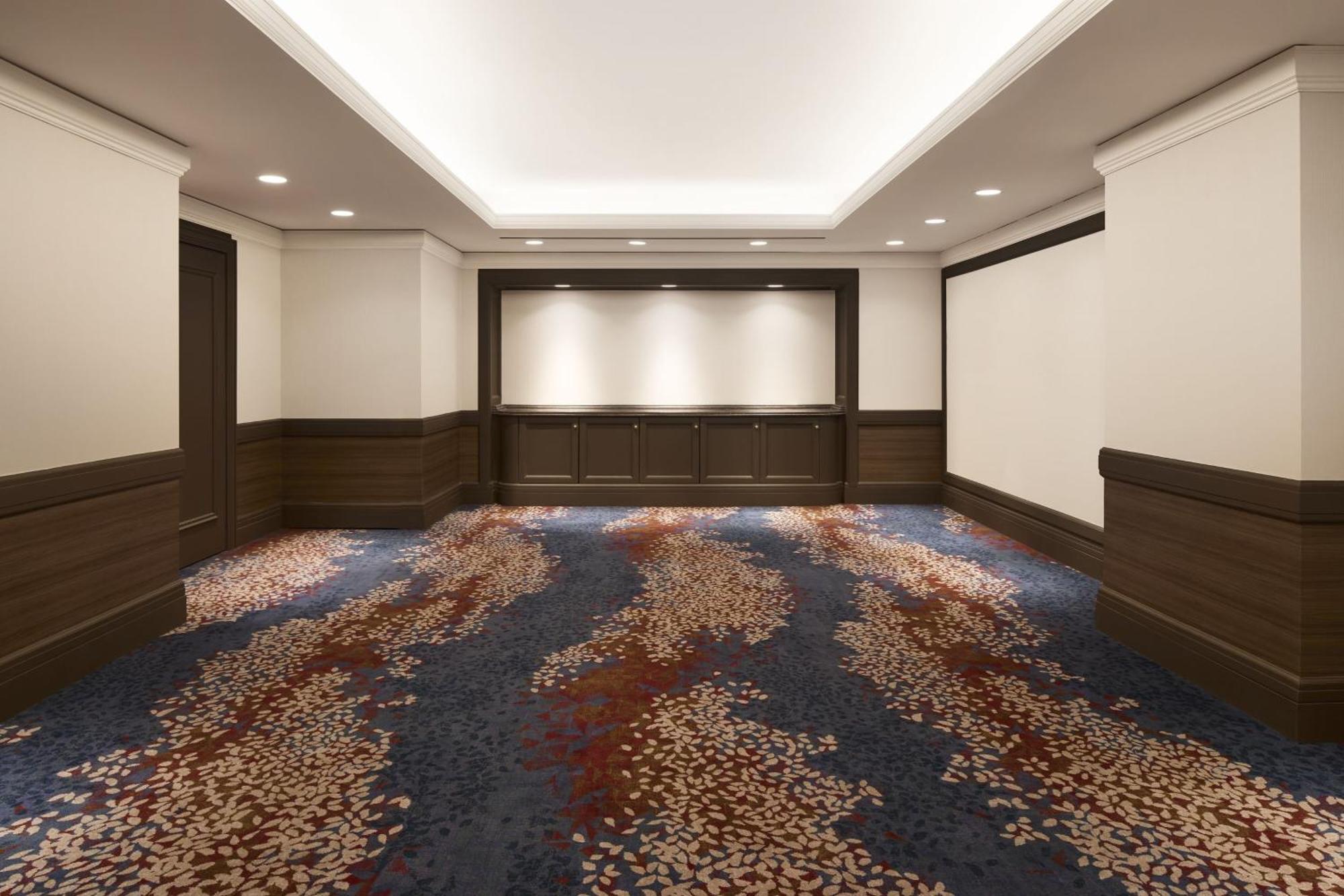 Renaissance Hotel 4*